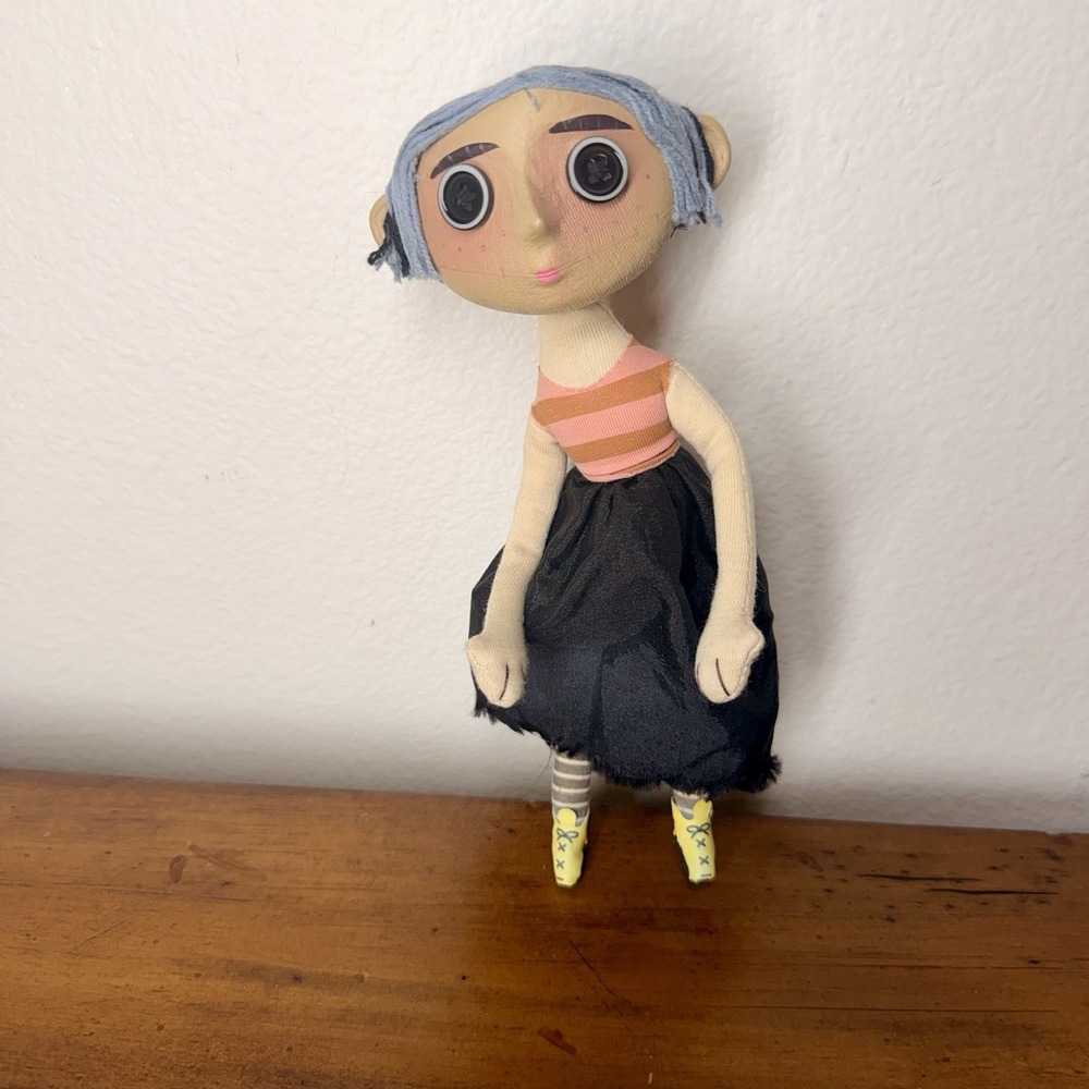 NECA Laika CORALINE Doll Button Eyes Prop Replica 9" Figure Pre-Owned